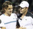 Federer si congratula con Roddick