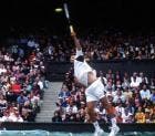 Ivanisevic serve durante la finale di Wimbledon 2001 (Clive Brunskill/ALLSPORT/Getty Images)