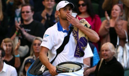 Andy Roddick saluta il Centrale di Wimbledon con un bacio (Photo by Clive Brunskill/Getty Images)