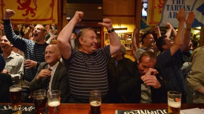 tifosi e compatrioti di Andy Murray festeggiano la vittoria dello scozzese nel bar del Dunblane Hotel (Photo by Jeff J Mitchell/Getty Images)