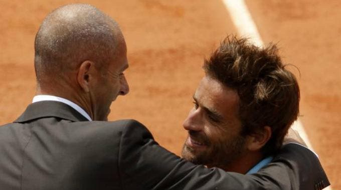 L'abbraccio tra Guy Forget e Arnaud Clement dopo il suo ultimo match al Roland Garros
