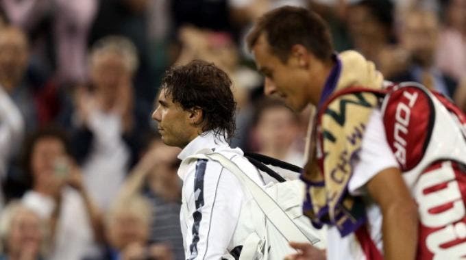 Rafael Nadal esce dal Centrale di Wimbledon dopo la sconfitta con Lukas Rosol (Photo by Clive Rose/Getty Images)
