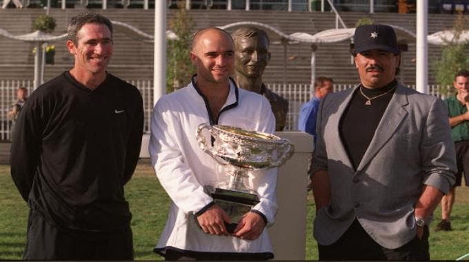Da sinistra: Brad Gilbert, Andre Agassi e Gil Reyes nel 2000