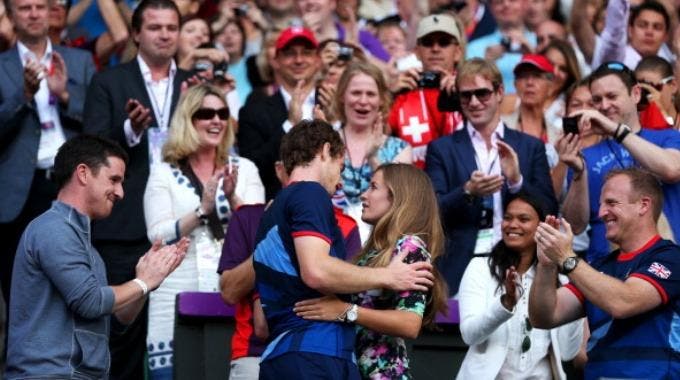 Andy Murray abbraccia la fidanzata Kim Sears dopo la conquista dell'oro olimpico (Photo by Clive Brunskill/Getty Images)