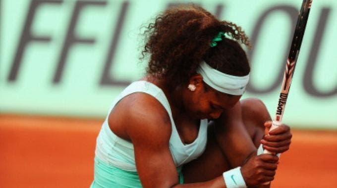 Serena Williams in ginocchio: a Parigi per la prima volta in carriera esce in un primo turno Slam (Photo by Mike Hewitt/Getty Images)