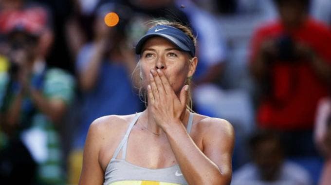 Maria Sharapova esulta lanciando baci al pubblico al termine del vittorioso match contro la Doi