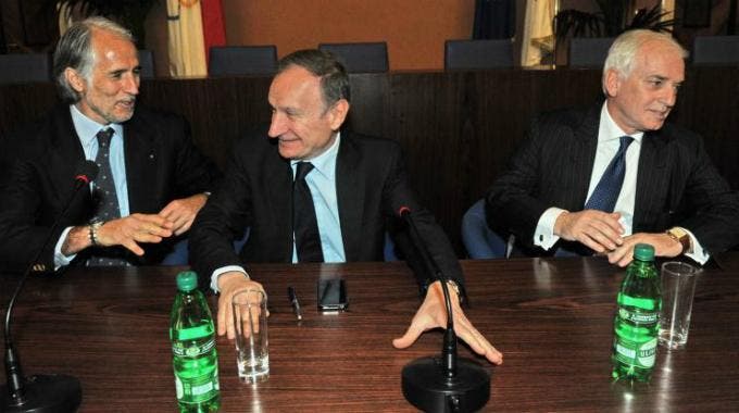 Giovanni Malagò, neo presidente del Coni, che ha sconfitto Raffaele Pagnozzi (a destra) 40 a 35.  Al centro Gianni Petrucci