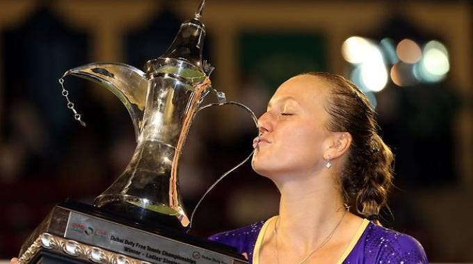 Petra Kvitova ed il trofeo vinto a Dubai