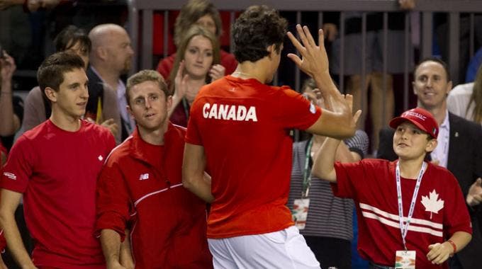 Milos Raonic esulta per la vittoria in Coppa Davis sull'Italia