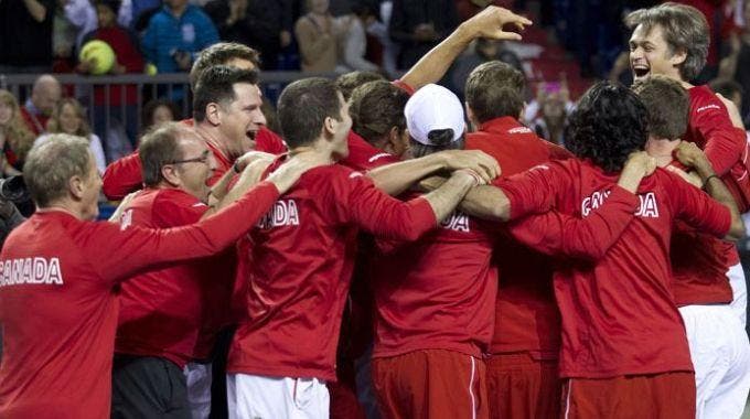il team canadese festeggia la qualificazione per la semifinale Davis