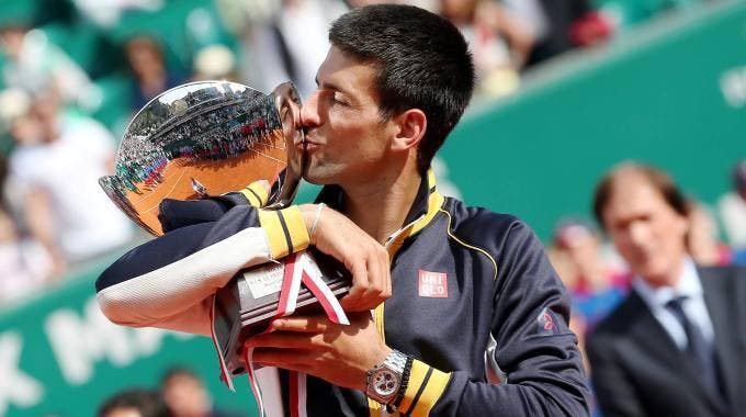 Novak Djokovic bacia il trofeo di Montecarlo 2013