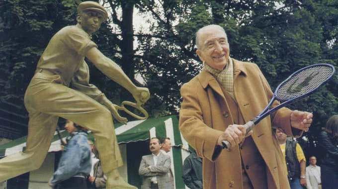 René Lacoste davanti alla statua a lui dedicata al Roland Garros