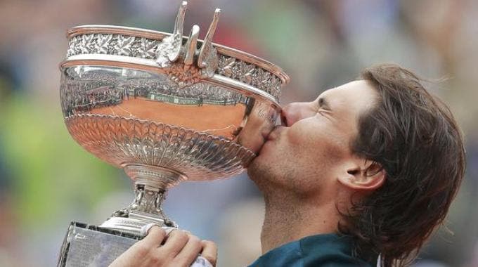 Rafael Nadal bacia il trofeo del suo ottavo Roland Garros