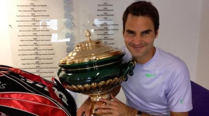 Roger Federer con il trofeo 2013 di Halle