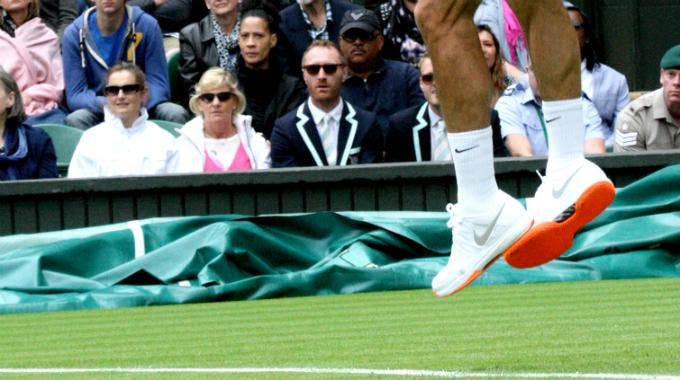Wimbledon 2013: Federer ha indossato scarpe bianche con la suola colorata (Art Seitz)