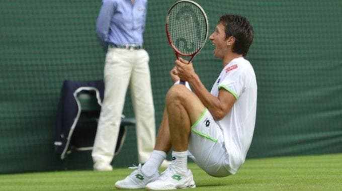 Sergiy Stakhovsky esulta: ha battuto Roger Federer sul Centrale di Wimbledon