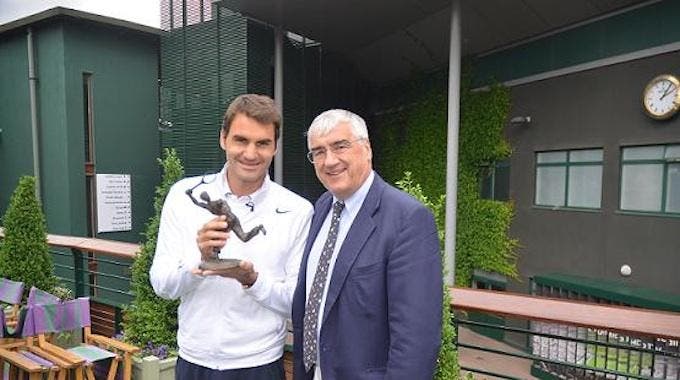 Roger Federer receives the Jean Borotra Sportmanship Award 2013