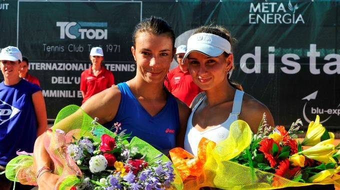 ITF Todi: a premiazione della finale femminile, con Balducci e Amiraghyan (foto Studio Rosati)
