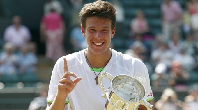 Gianluigi Quinzi sorridente con il trofeo di Wimbledon junior