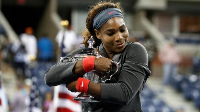 Serena Williams abbraccia il trofeo degli Us Open 2013