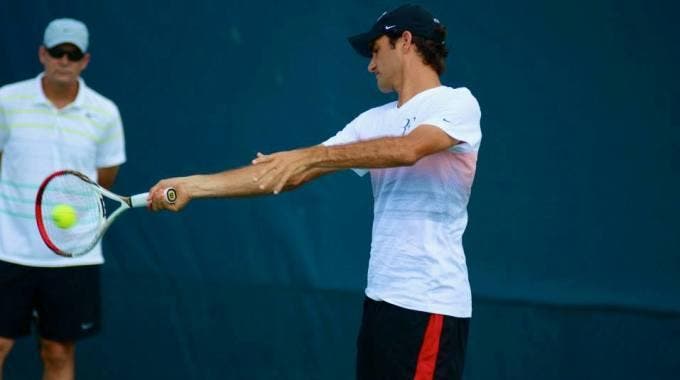Roger Federer in allenamento; a guardarlo il coach Paul Annacone
