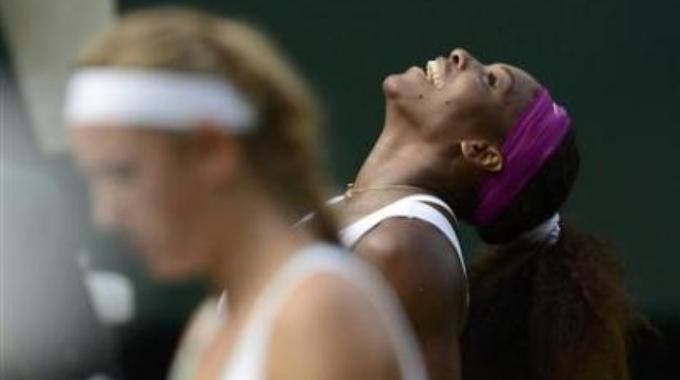 Serena Williams ride beata dopo aver vinto la semifinale 2012 di Wimbledon contro una qui inconsolabile Victoria Azarenka