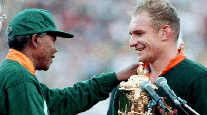 Nelson Mandela premia Francois Pienaar dopo la vittoria ai Mondiali di Rugby del 1995