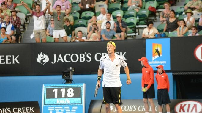Andreas Seppi esulta dopo la vittoria su Lleyton Hewitt agli Australian Open 2014 (foto di John Toscano)