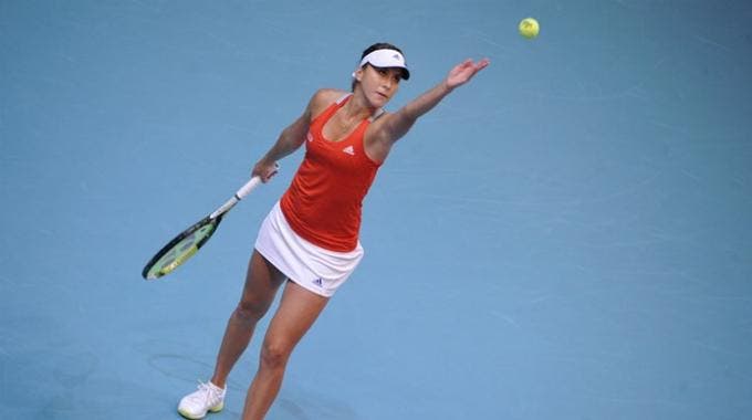 Belinda Bencic al servizio durante Francia-Svizzera di Fed Cup