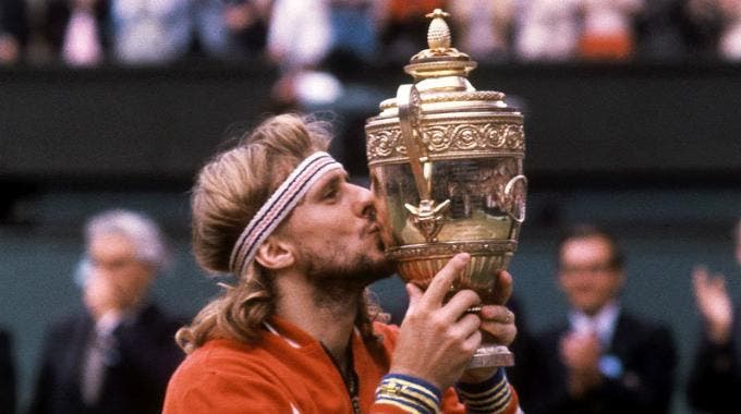 Bjorn Borg alza il trofeo di Wimbledon