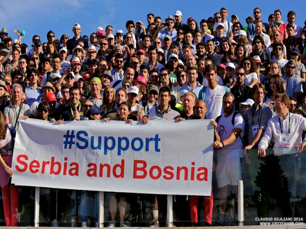 Roma: Djokovic con Becker e Raonic porta in campo lo slogan “Support Serbia e Bosnia” vittime dell’alluvione Roma: Djokovic con Becker e Raonic porta in campo lo slogan “Support Serbia e Bosnia” vittime dell’alluvione