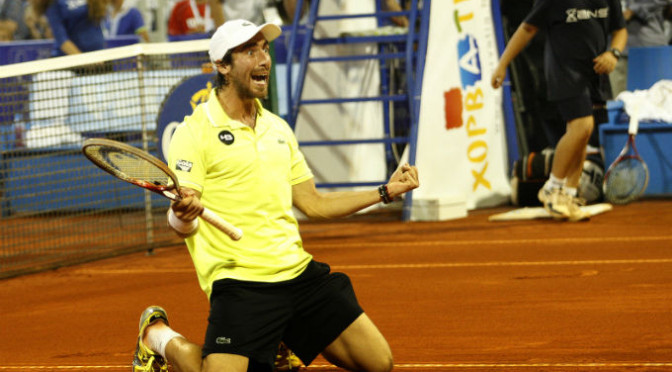 Pablo Cuevas in ginocchio dopo la vittoria a Umag (Foto by Neven Gerencir)