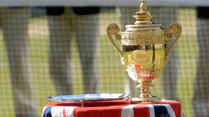 Il trofeo di Wimbledon sopra la bandiera del Regno Unito
