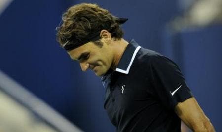 Federer ride dopo il colpo sotto le gambe