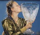 Viktoria Azarenka bacia il trofeo del Sydney International