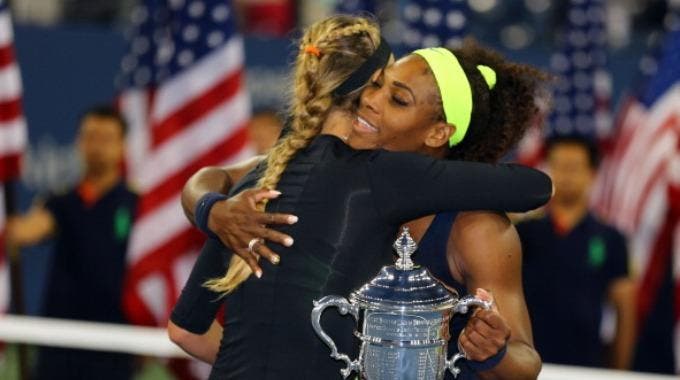 La campionessa degli US Open 2012 Serena Williams abbraccia la finalista Victoria Azarenka (Photo by Al Bello/Getty Images)