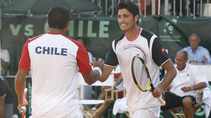 Capdeville e Aguilar festeggiano la vittoria (foto Costantini)
