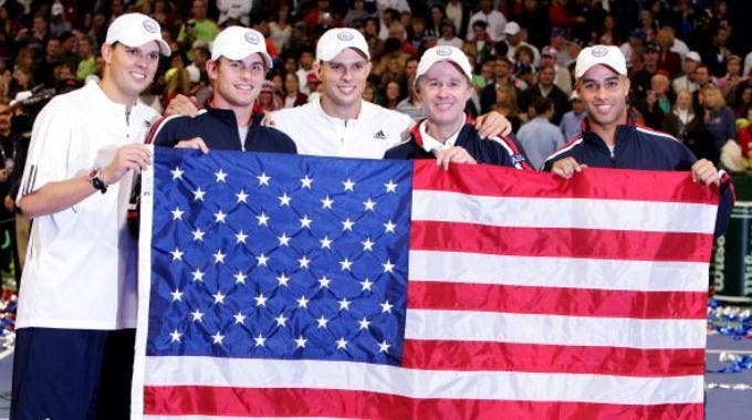 Il team USA vincitore della Davis 2007: Roddick, i Bryan, Blake e il capitano Patrick McEnroe (Photo by Jonathan Ferrey/Getty Images)