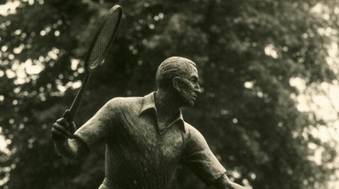 la statua dedicata a Fred Perry situata a Wimbledon (Photo by Gary M. Prior/Getty Images)