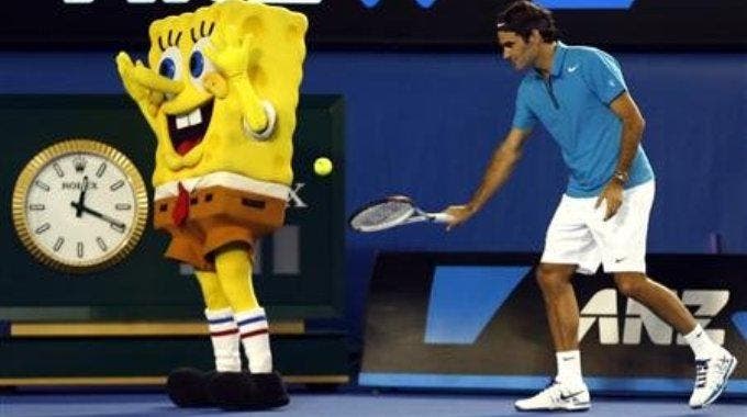 Roger Federer con il personaggio dei cartoni animati SpongeBob durante il Kids Tennis Day