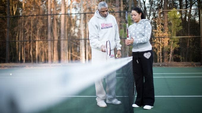 Alexandra Stevenson insegna a suo padre Julius Erving le basi del tennis