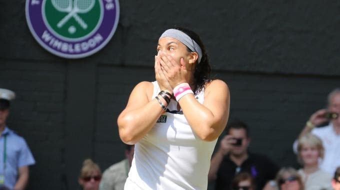 Marion Bartoli incredula: è campionessa di Wimbledon (foto di Art Seitz)