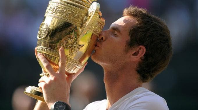 Andy Murray con il trofeo di Wimbledon 2013