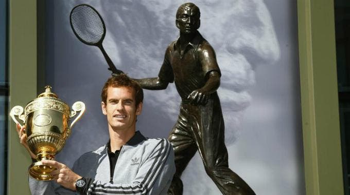 Murray con la statua di Fred Perry a Wimbledon