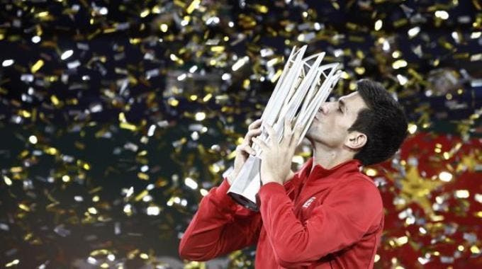 Novak Djokovic bacia il trofeo di Shanghai 2013