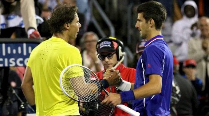 Novak Djokovic si congratula con Rafael Nadal dopo la semifinale di Montreal