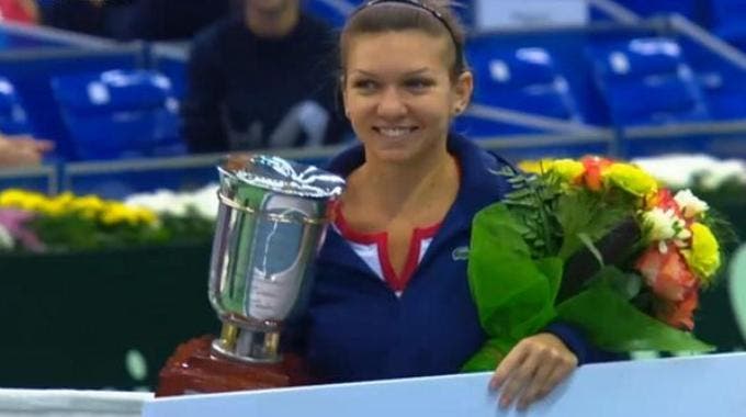 Simona Halep con il trofeo della Kremlin Cup 2013