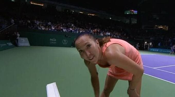 Jelena Jankovic sorride alla telecamera dopo aver battuto Victoria Azarenka nel suo primo match dei WTA Championships 2013