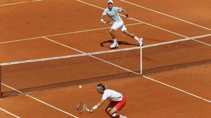 Roland Garros 2013, scambio a rete tra Nadal e Djokovic
