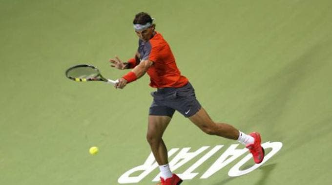 Rafael Nadal in azione a Doha